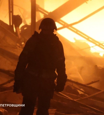 Рятувальники загасили пожежу після російського вчорашнього удару по Дніпру