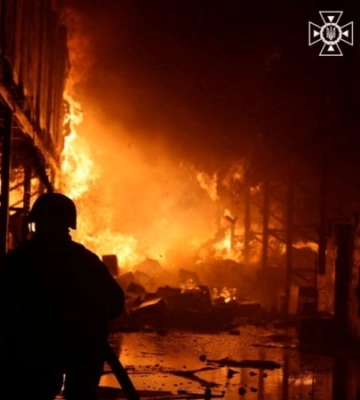 Рятувальники загасили пожежу після російського вчорашнього удару по Дніпру