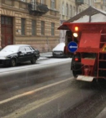 Львів від снігу очищають понад 1400 двірників та 22 спецмашини