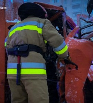 У Миколаєві сміттєвоз врізався у стовп, травмувався водій