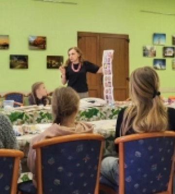 У Ковелі художниця Оксана Цюп’яшук влаштувала майстерклас з писанкарства