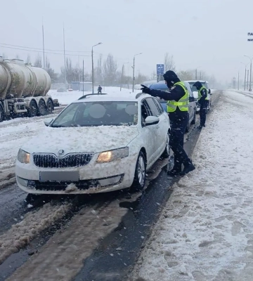 На Миколаївщині через сильний сніг і вітер 16 тисяч абонентів залишилися без світла