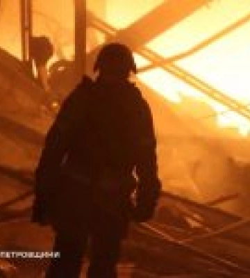 Рятувальники зупинили масштабну пожежу у Дніпрі після ворожого удару