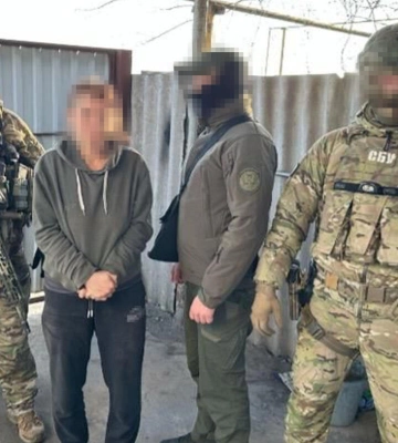 Стежила за ешелонами ЗСУ через «відеопастку» у шпаківні: у Дніпрі затримано ворожу агентку
