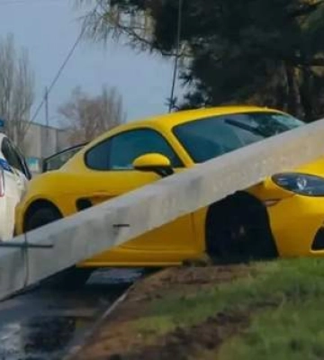 У Дніпрі водій на Porsche збив стовп: фото