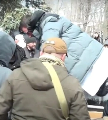 На Житомирщині мітингарі кинули голову лікарні в сміттєвий бак