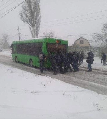 У Миколаєві сміттєвоз врізався у стовп, травмувався водій