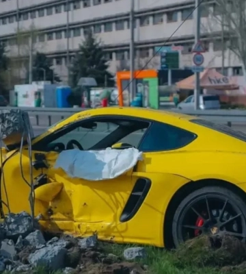 В Днепре водитель на Porsche сбил столб: фото
