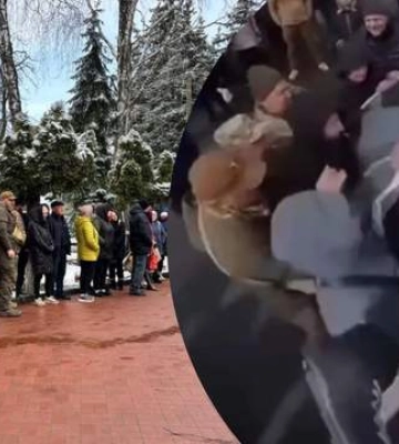 На Житомирщине люди вышли против закрытия отделения и бросили главу больницы в мусорный бак