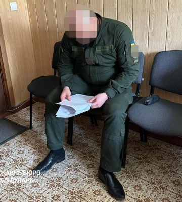 Правоохранитель избил заключенного из-за общения с сокамерником: ему вручено подозрение