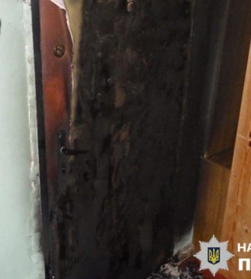 У Києві затримали жінку, яка у стані сп’яніння підпалила сусідські двері та напала на слідчого