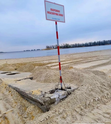 У Черкасах через обміління Дніпра на пляжі виявили стару бетонну плиту