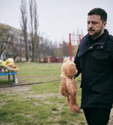 «Не маємо права забувати злочини РФ». Зеленський приїхав на місце російського ракетного удару у Кривому Розі — фото
