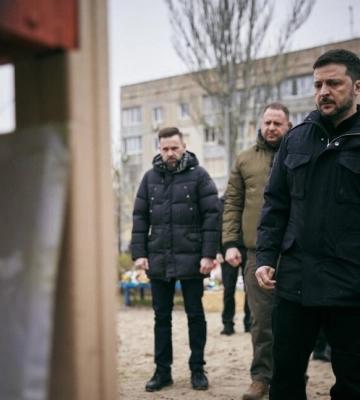 Зеленский в Кривом Роге почтил память погибших в результате ракетного удара рф