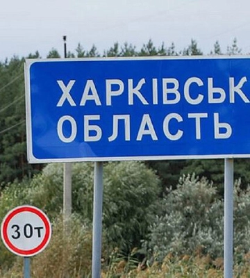 Прицільно били по машинах: волонтери потрапили під обстріл у селі на Харківщині