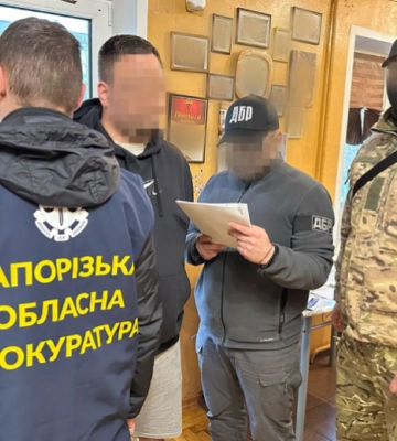 У Запоріжжі затримали правоохоронця, який вимагав 3 тисячі доларів хабаря з ухилянта
