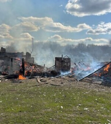 На Чернігівщині ворог ударив дроном по будинку старости села