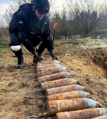 На Волині чоловік знайшов на полі підозрілий предмет. Згодом рятувальники виявили 60 снарядів часів Другої світової