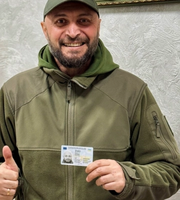 На Прикарпатті вручили паспорт громадянина України добровольцю з Грузії