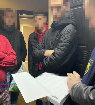 Депутата з Дніпра затримали за незаконне заволодіння коштами під час встановлення дитячих майданчиків