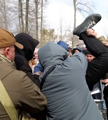 На Житомирщині під час мітингу проти закриття відділення лікарні гендиректора кинули у сміттєвий бак