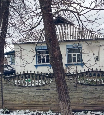 На Київщині чоловік побив співмешканку та «дбайливо» поклав на ліжко помирати