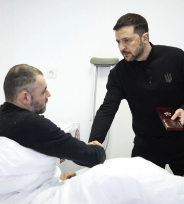 «Не маємо права забувати злочини РФ». Зеленський приїхав на місце російського ракетного удару у Кривому Розі — фото