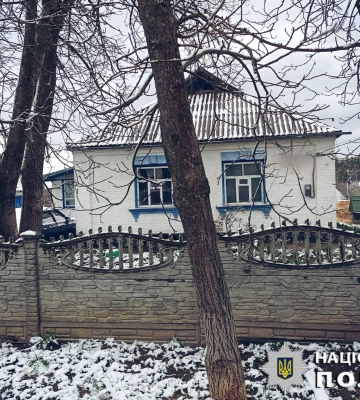 На Київщині чоловік побив співмешканку та «дбайливо» поклав на ліжко помирати