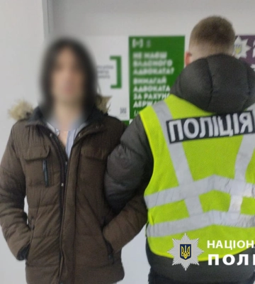 У Києві повідомлено про підозру злодію, який ошукав вдову полеглого воїна на чималі гроші