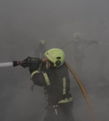 У Святошинському районі Києва уламки дронів пошкодили будівлі та спортивний майданчик, троє постраждалих