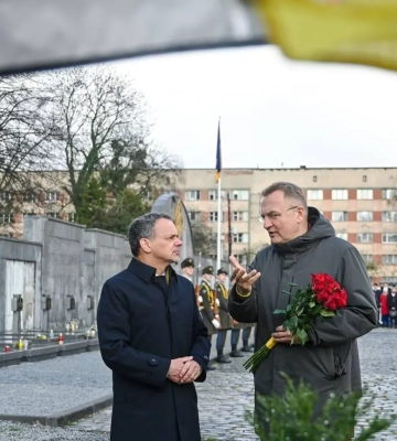 Голова МЗС Нідерландів прибув з візитом до України