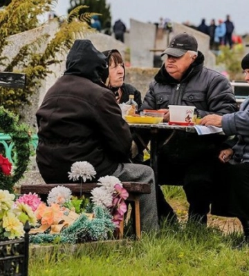 Застілля з мертвими. Чим небезпечні похоронні забобони