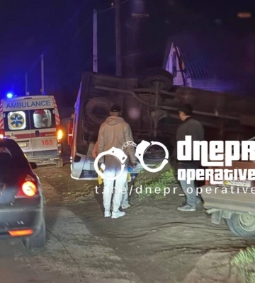 Злетів з дороги і перекинувся на бік: у Дніпрі мікроавтобус потрапив в ДТП