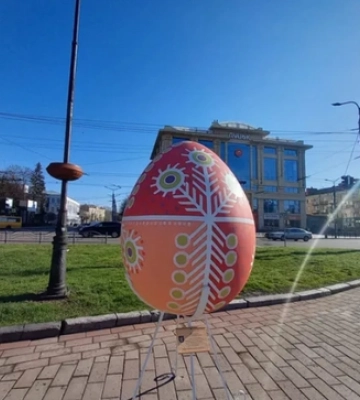 У центрі Луцька встановлюють гігантські писанки 