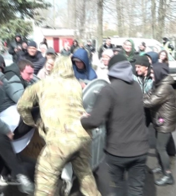 В Житомире пациенты бросили гендиректора больницы в мусорный бак — что случилось