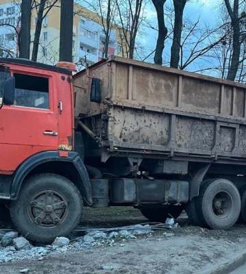У Харкові КАМАЗ в’їхав в електроопору та збив жінку