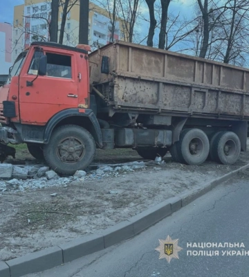 У Харкові КАМАЗ в’їхав в електроопору та збив жінку