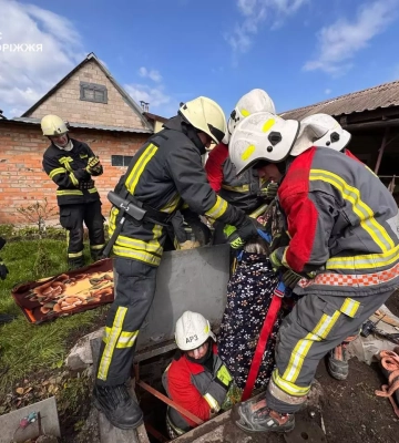 У Запоріжжі бійці ДСНС врятували стареньку жінку, яка впала у господарчу яму