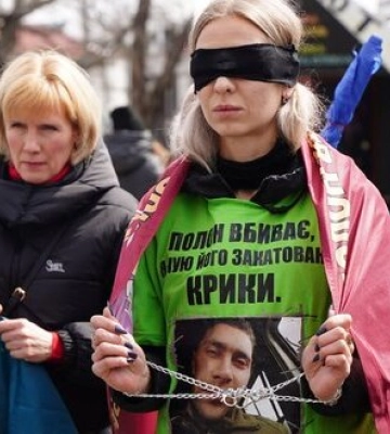 &quot;Мовчазна акція на підтримку рідних&quot;. У Миколаєві нагадали про полонених і безвісти зниклих