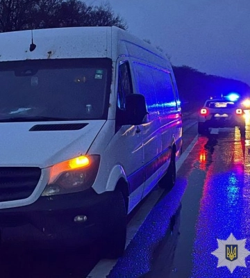 На Львівщині мікроавтобус у межах села на трасі Київ - Чоп збив літнього пішохода. ФОТО