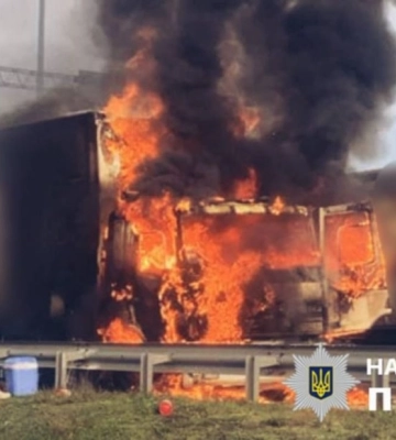 Під Києвом посеред траси спалахнула фура (ФОТО)