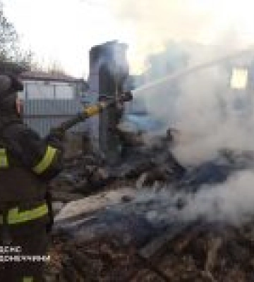 На Донеччині через обстріли окупантів горіли приватні житлові будинки
