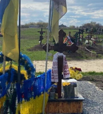 Чоловік на Харківщині викрав з могили полеглого військового дрон: поліція затримала зловмисника. ФОТО