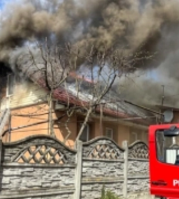 У Рівному на Ясній горів будинок: вогнеборці показали відео