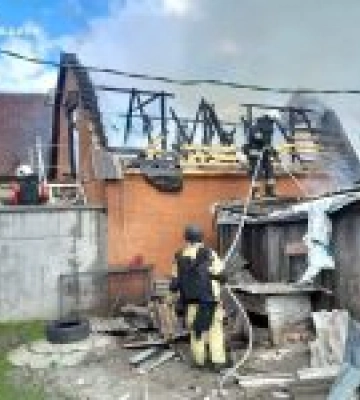 Рятувальники на Харківщині ліквідували пожежу, спричинену атакою російського БпЛА