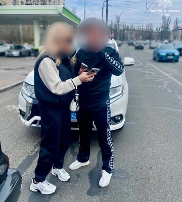 Алиева задержала патрульная полиция Киева, правоохранители применили наручники — видео инцидента