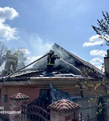 У Рівному на Ясній горів будинок: вогнеборці показали відео