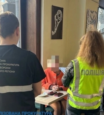 На Київщині затримали військовослужбовицю, яка за гроші сприяла переведенню на службу до тилових частин