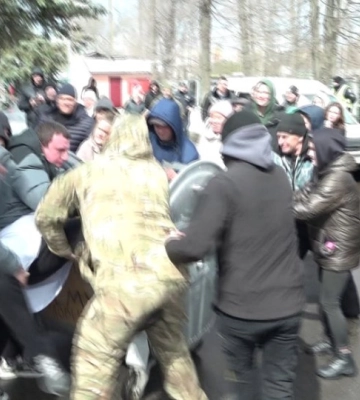 У Житомирі пацієнти кинули гендиректора лікарні у сміттєвий бак (ВІДЕО)