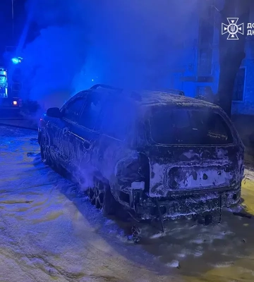 Дим на всю дорогу: у Дніпрі на ходу загорівся автомобіль
